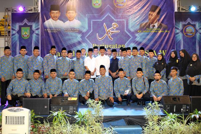 21Walikota dan Wakil Walikota Batam foto bersama Ketua dan Pengurus BMG TPQ Periode 2017 - 2022.jpg